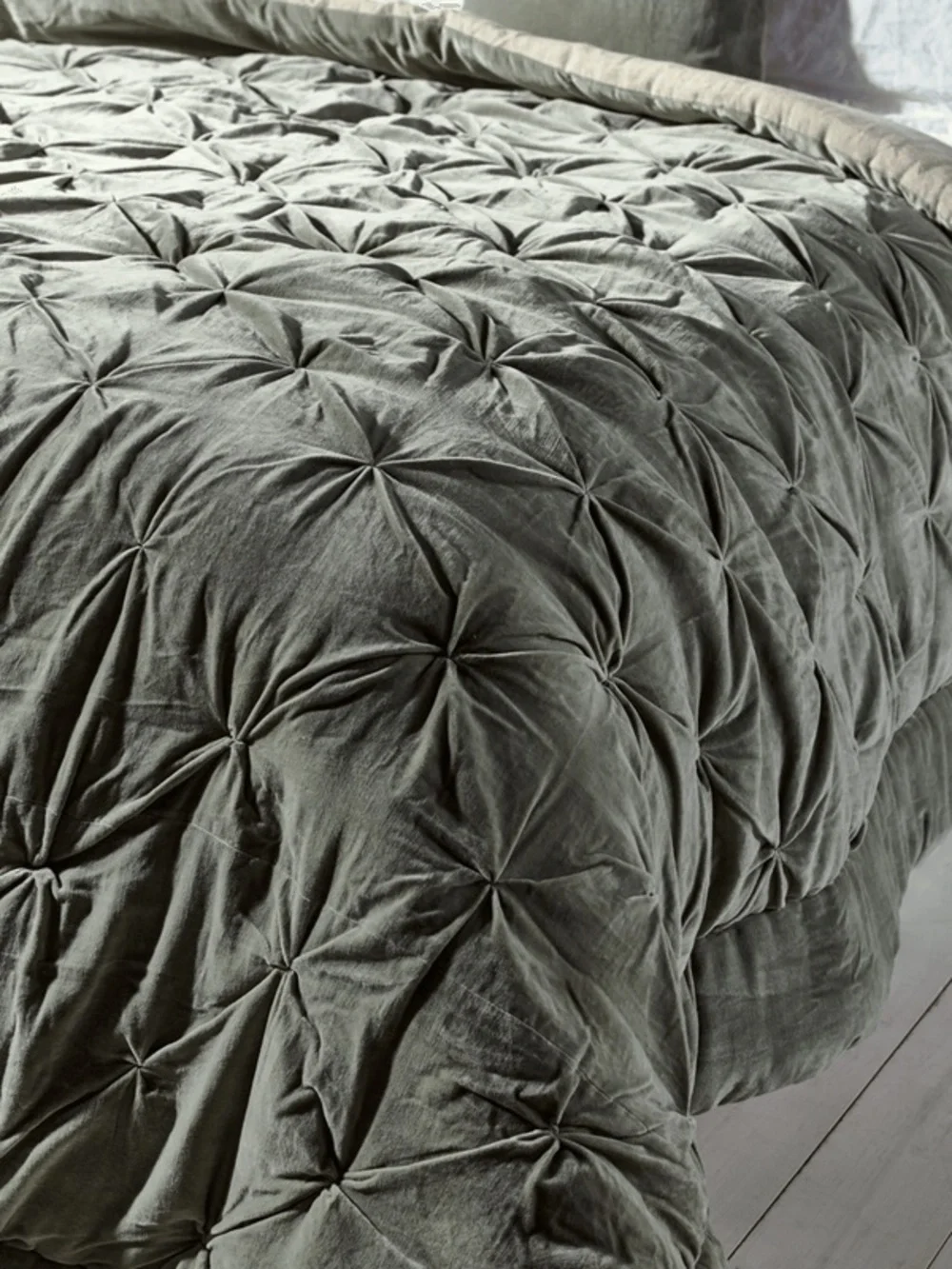 New Anthropologie Trova Velvet Quilt Size Queen